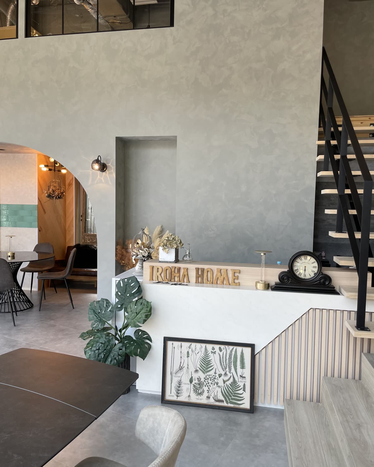 IROHA HOMEの木製サインを置いた受付カウンターと階段